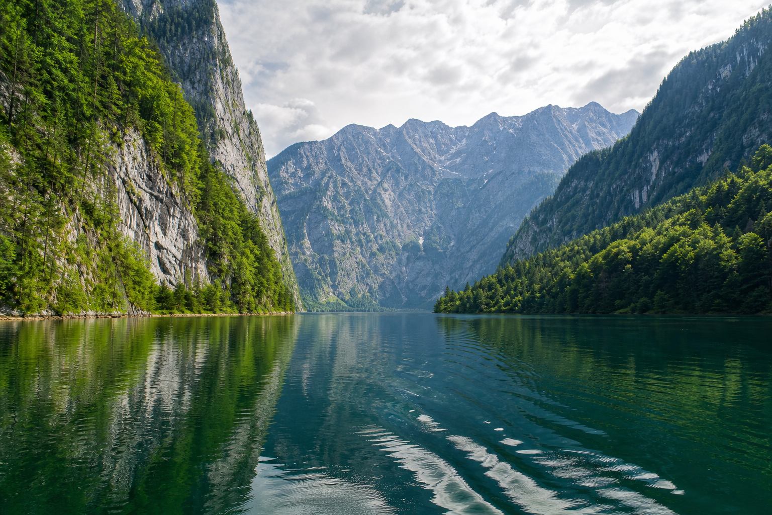 Königssee mit Alpenkulisse und klarem Wasser